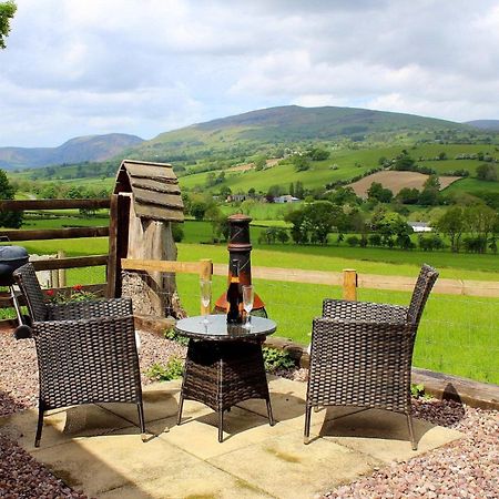 The Retreat Villa Llanrhaeadr-ym-Mochnant Bagian luar foto