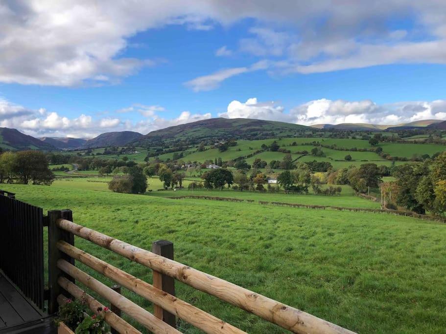 The Retreat Villa Llanrhaeadr-ym-Mochnant Bagian luar foto