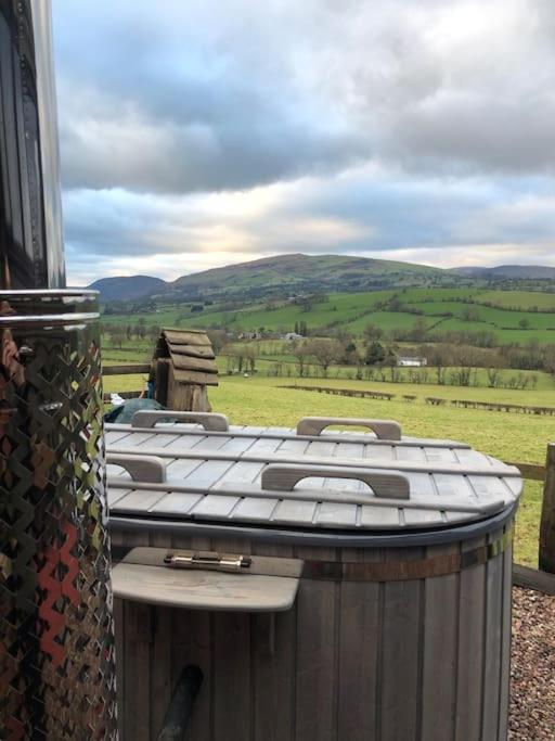The Retreat Villa Llanrhaeadr-ym-Mochnant Bagian luar foto