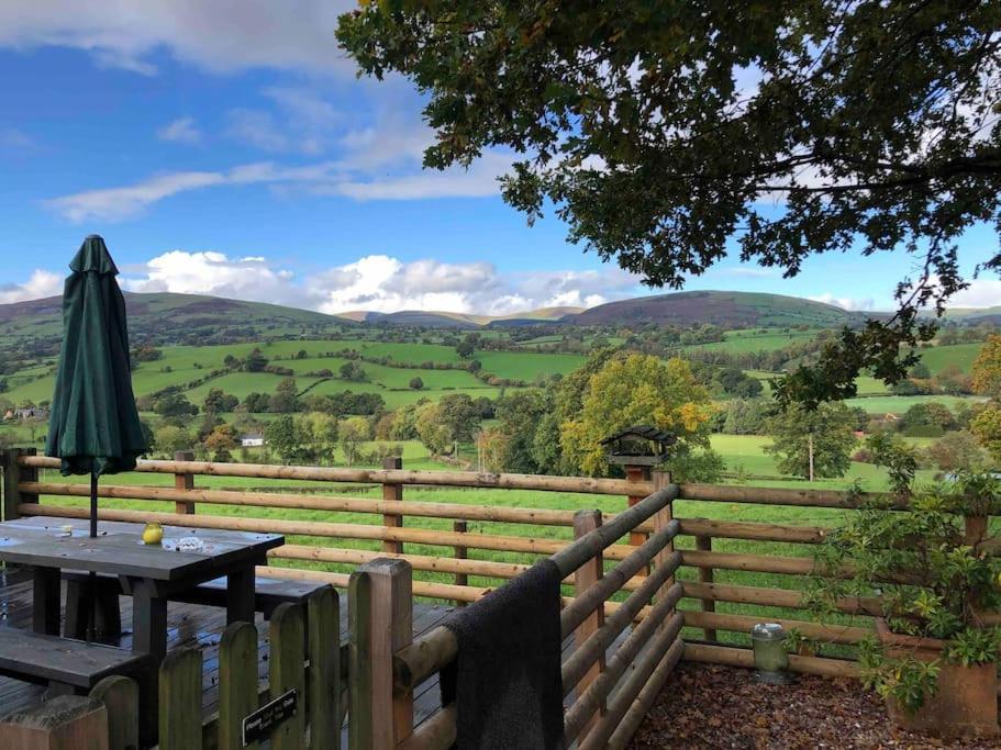 The Retreat Villa Llanrhaeadr-ym-Mochnant Bagian luar foto