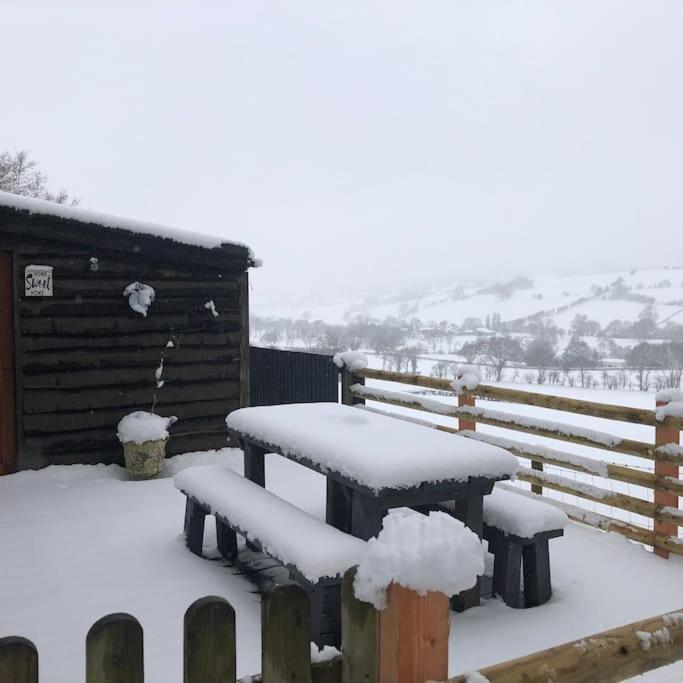 The Retreat Villa Llanrhaeadr-ym-Mochnant Bagian luar foto