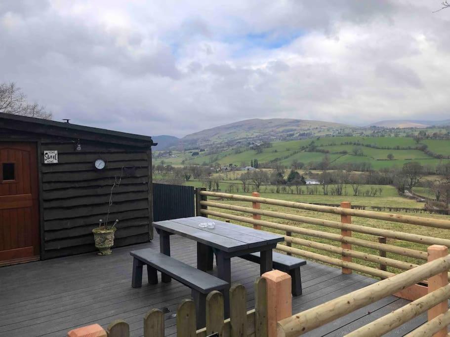 The Retreat Villa Llanrhaeadr-ym-Mochnant Bagian luar foto