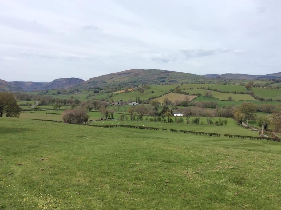 The Retreat Villa Llanrhaeadr-ym-Mochnant Bagian luar foto