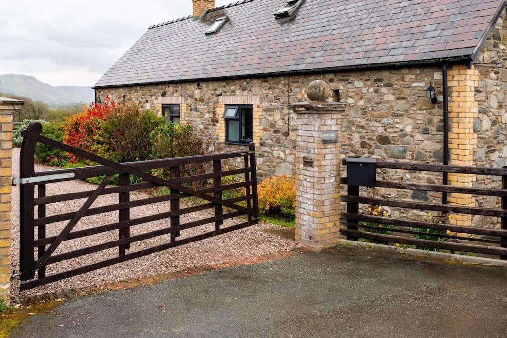 The Retreat Villa Llanrhaeadr-ym-Mochnant Bagian luar foto