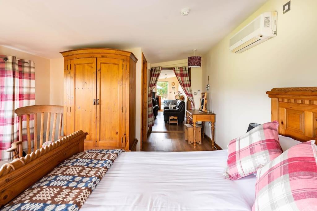 The Retreat Villa Llanrhaeadr-ym-Mochnant Bagian luar foto