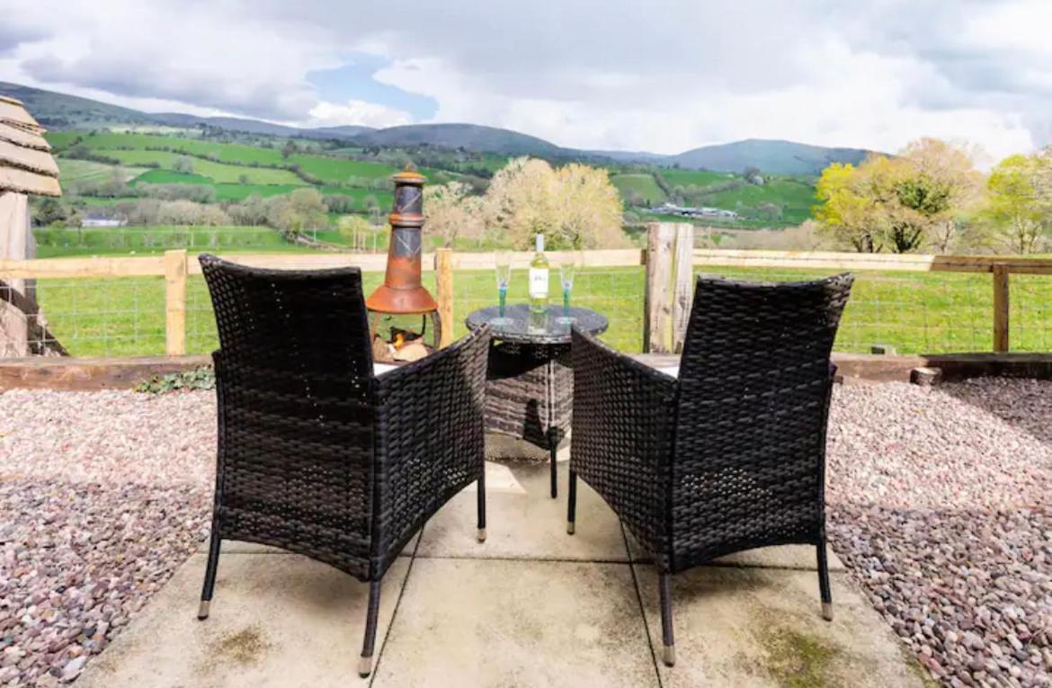 The Retreat Villa Llanrhaeadr-ym-Mochnant Bagian luar foto