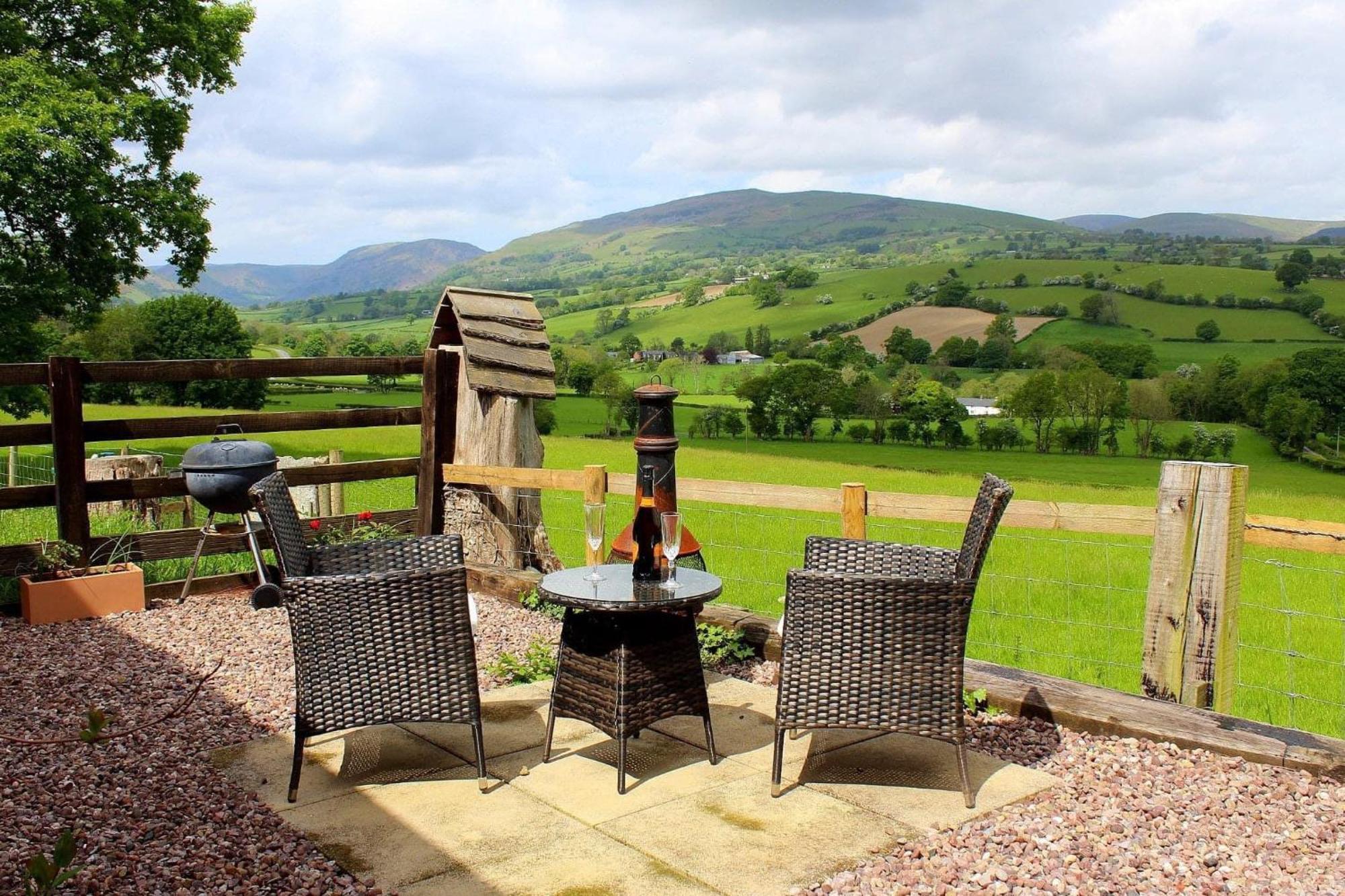 The Retreat Villa Llanrhaeadr-ym-Mochnant Bagian luar foto